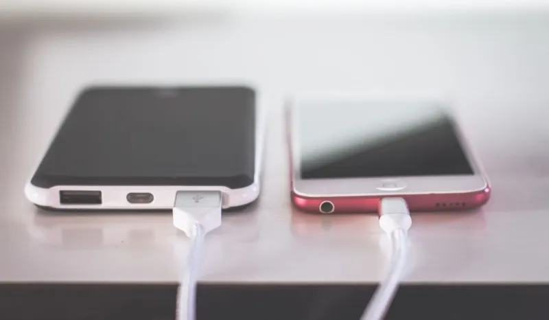 Cổng USB-C PD trên laptop có biểu tượng PD