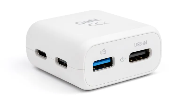 Chi tiết các cổng USB-C và USB-A trên củ sạc GaN 65W